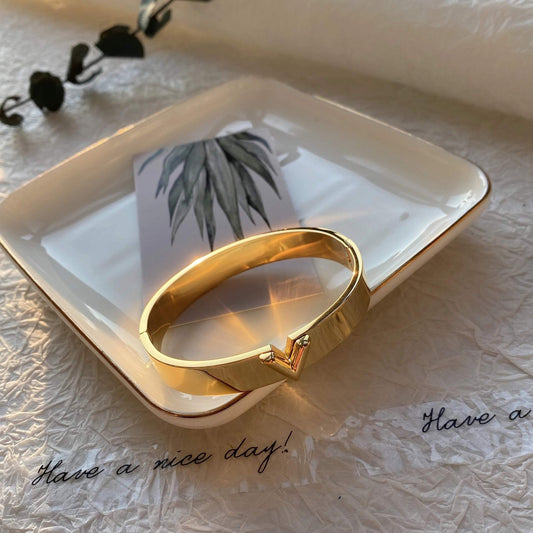 V Bracelet Gold Dupe
